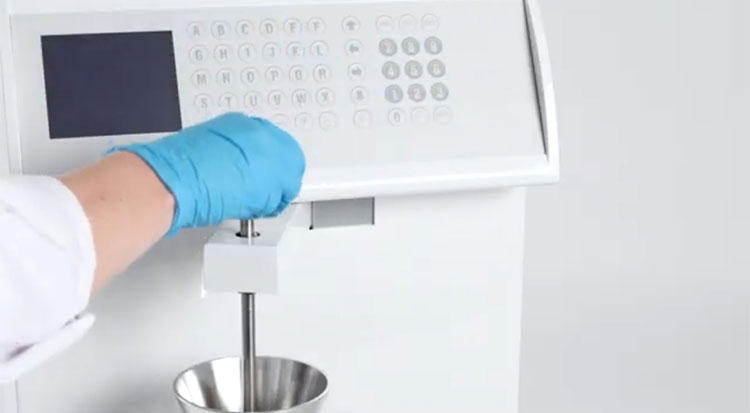 User operating a flowability tester